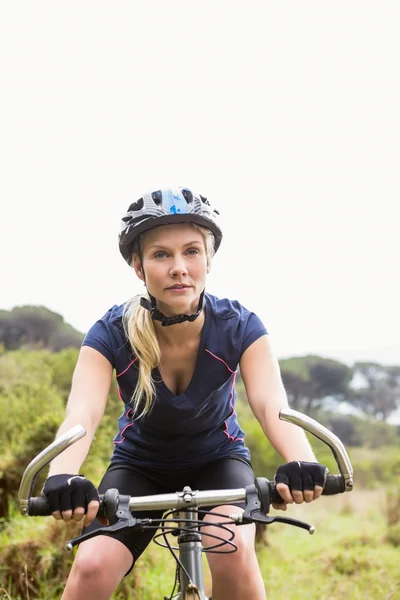 Ciclismo de montaña atlético rubia — Foto de Stock