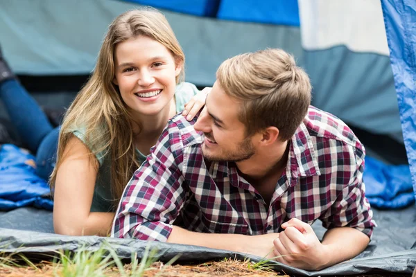 Jonge gelukkige paar liggen in een tent — Stockfoto