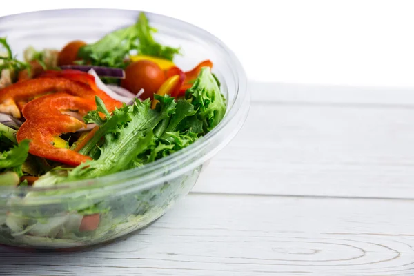 Kom van gezonde salade op tafel — Stockfoto