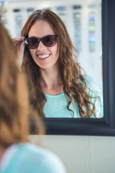 Jolie femme faisant du shopping pour des lunettes de soleil — Photo