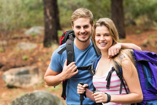 Coppia escursionista sorridente — Foto Stock