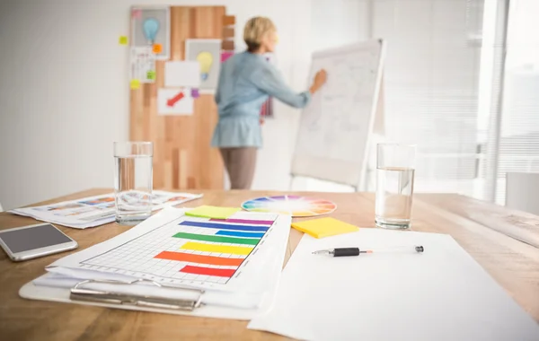 Business woman writing on a white board — стоковое фото