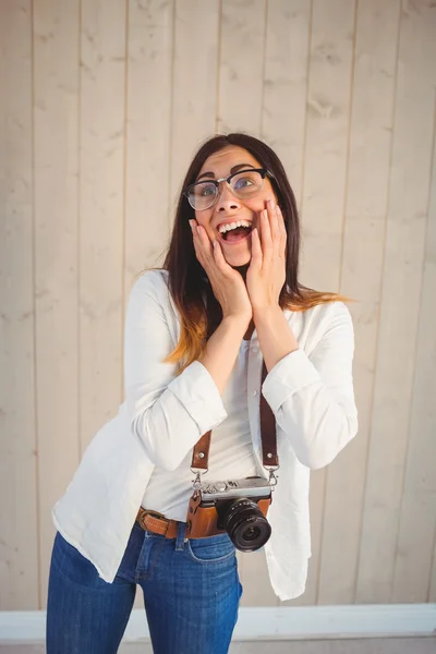 Vacker hipster med vintage kamera — Stockfoto