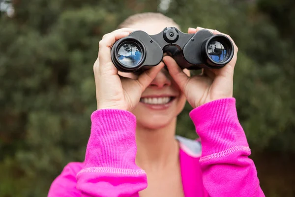 Escursionista che guarda attraverso il binocolo — Foto Stock