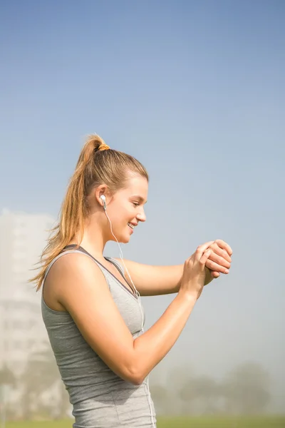 Rubia usando reloj inteligente —  Fotos de Stock