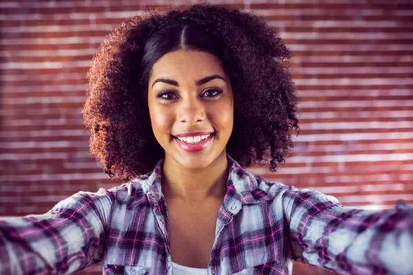 Giovane donna prendendo selfie — Foto Stock