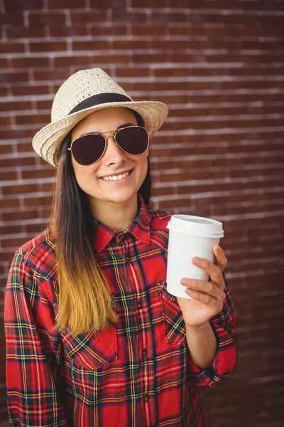 Belo hipster com café descartável — Fotografia de Stock