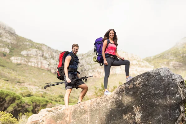 Gelukkig joggers permanent op rots — Stockfoto