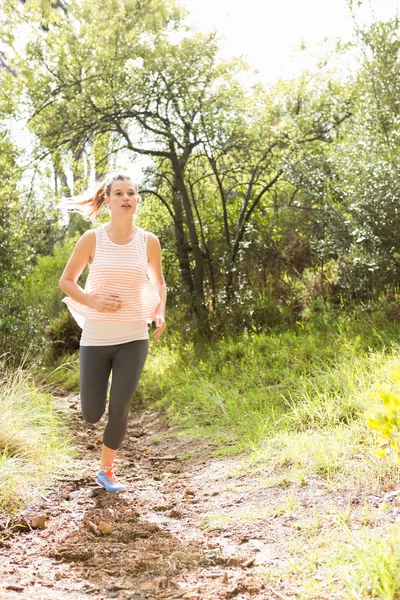 Blonde Sportlerin joggt auf Trail — Stockfoto