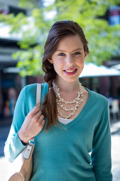 Brunette smiling at camera — Stock Photo, Image