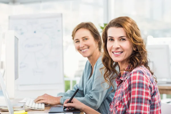 Casual affärskvinnor tittar på en dator — Stockfoto