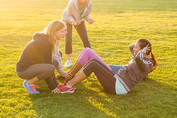 Sportiga kvinnor gör sit ups under fitness klass — Stockfoto