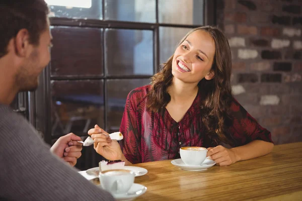 Brunette genieten van cake — Stockfoto