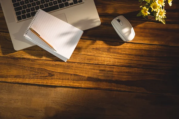 Schreibtisch mit Laptop und Notizblock — Stockfoto