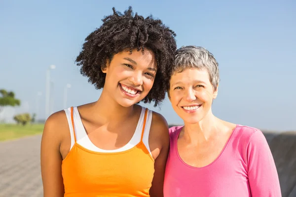 Zwei sportliche Frauen lächeln in die Kamera — Stockfoto