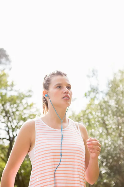 Blondynka lekkoatletka jogging na szlak — Zdjęcie stockowe