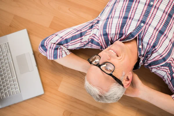 Ler man som ligger på golvet — Stockfoto