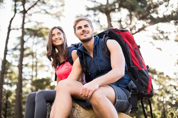 Kayanın üzerinde oturan joggers — Stok fotoğraf