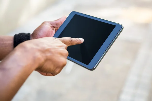 Homem atlético usando computador tablet — Fotografia de Stock