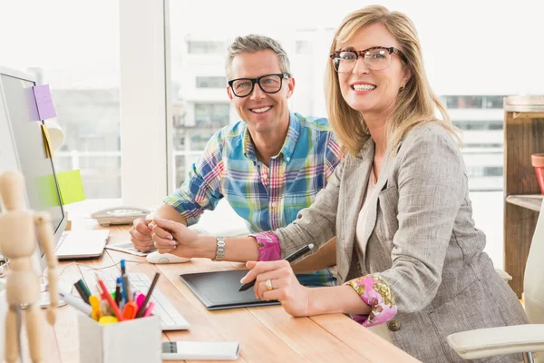 Ontwerp team lacht om camera — Stockfoto