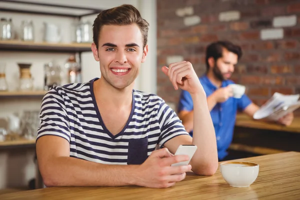 Un homme heureux buvant un café — Photo