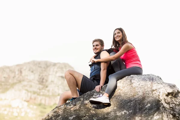 Mutlu joggers kayalıklarda oturan — Stok fotoğraf