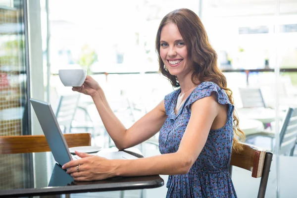 Půvabná brunetka pomocí její laptop — Stock fotografie