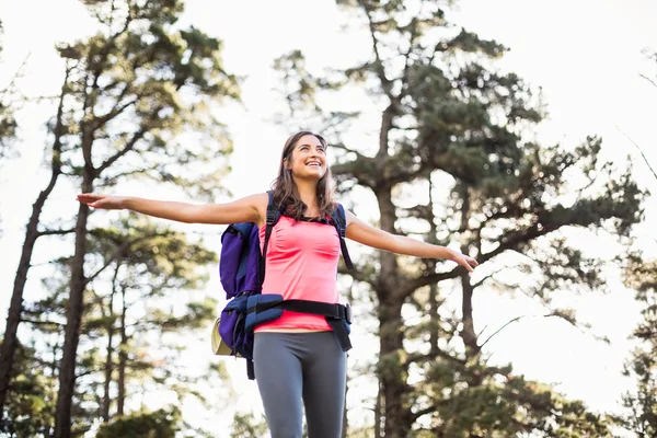 Jeune joggeuse heureuse debout sur le rocher — Photo