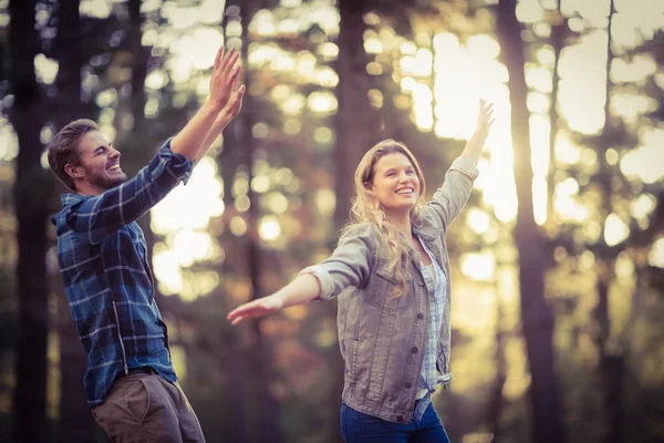 Sorrindo casal feliz se divertindo — Fotografia de Stock