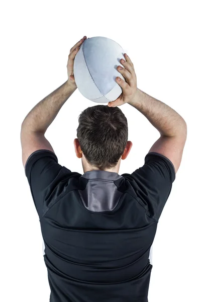 Rückwärts gedrehter Rugby-Spieler wirft einen Ball — Stockfoto