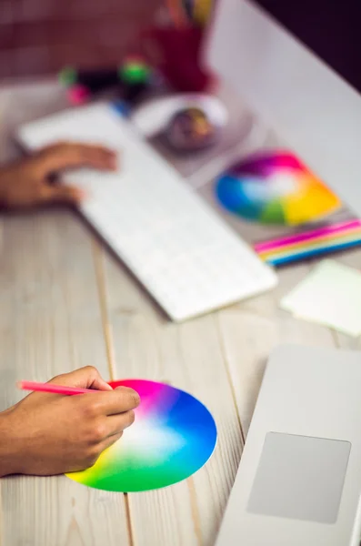 Grafikdesignerin arbeitet — Stockfoto