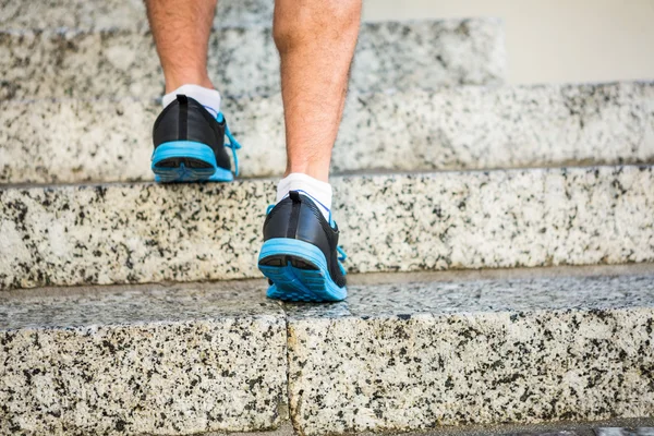 Merdivenlerden yukarı koşu atlet — Stok fotoğraf