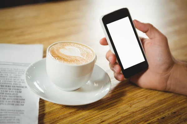 Kávé és fából készült asztal fölé smartphone — Stock Fotó