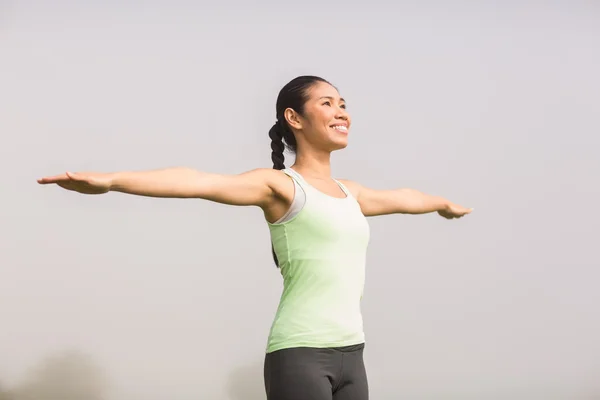 Sorridente donna sportiva che lavora fuori — Foto Stock