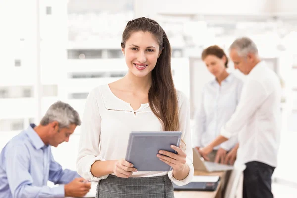 Geschäftsfrau mit Tablet im Meeting — Stockfoto