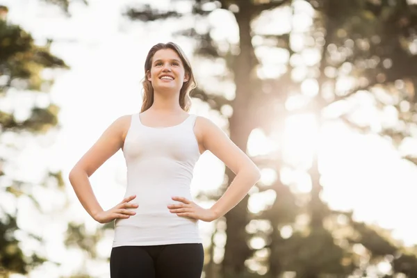 Unga glada jogger tittar på något — Stockfoto