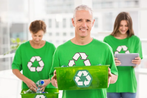 Man bedrijf recycling vak — Stockfoto