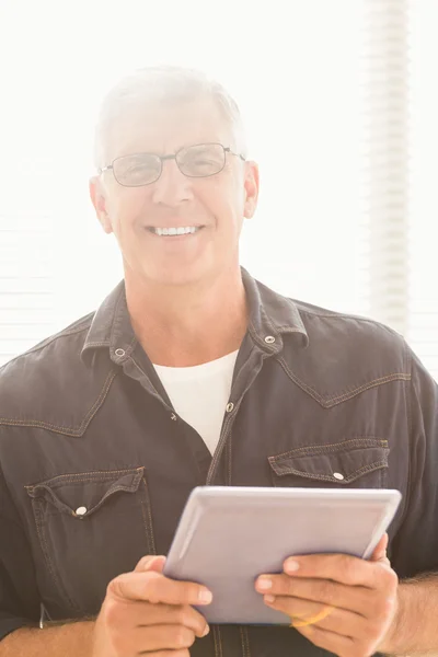 Uomo d'affari in possesso di un tablet digitale — Foto Stock