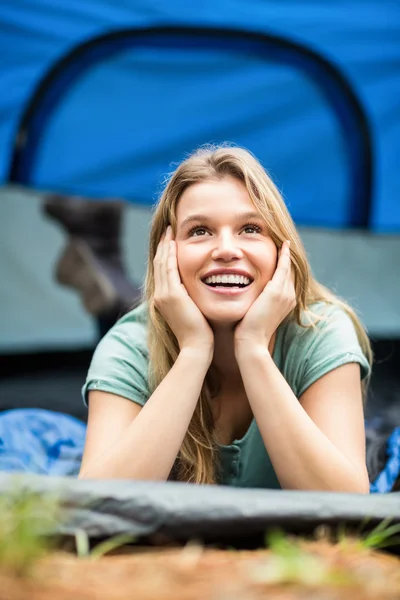 Bella escursionista sdraiato in una tenda — Foto Stock