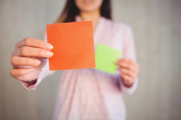 Mujer sosteniendo tarjetas — Foto de Stock