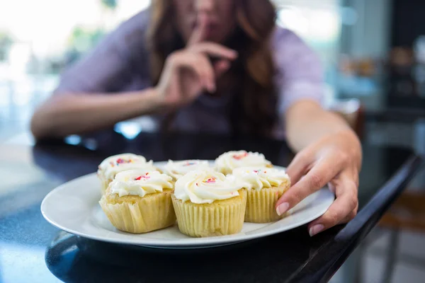 Schön brünette binging im geheimnis — Stockfoto