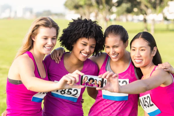 Corridori che scattano selfie — Foto Stock