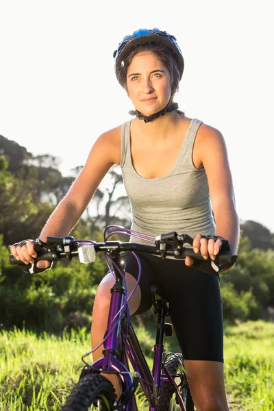 Morena sentado na bicicleta de montanha — Fotografia de Stock