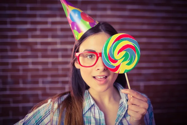 Hipster con sombrero de fiesta y piruleta — Foto de Stock