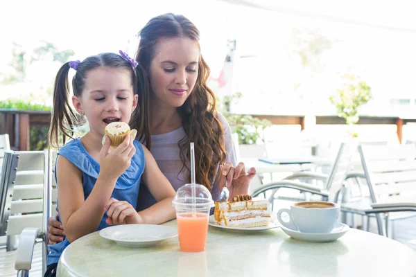 Mère et fille profitant de gâteaux — Photo