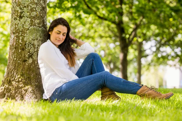 Linda morena relaxante no parque — Fotografia de Stock