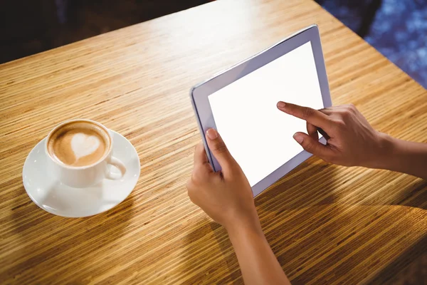 Uma mulher de negócios usando um tablet — Fotografia de Stock