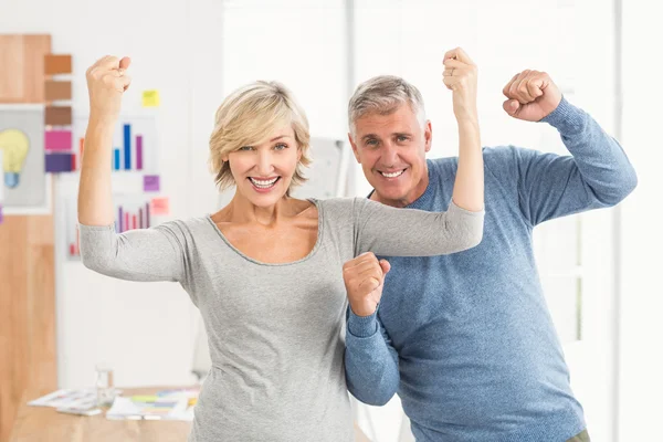 Geschäftskollegen gestikulieren zum Sieg — Stockfoto