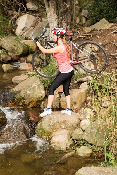 彼女のマウンテン バイクを運ぶ選手 — ストック写真