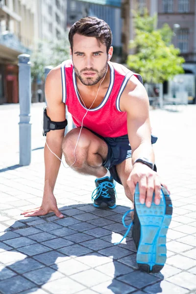 Bir bacak germe yapmak atlet — Stok fotoğraf